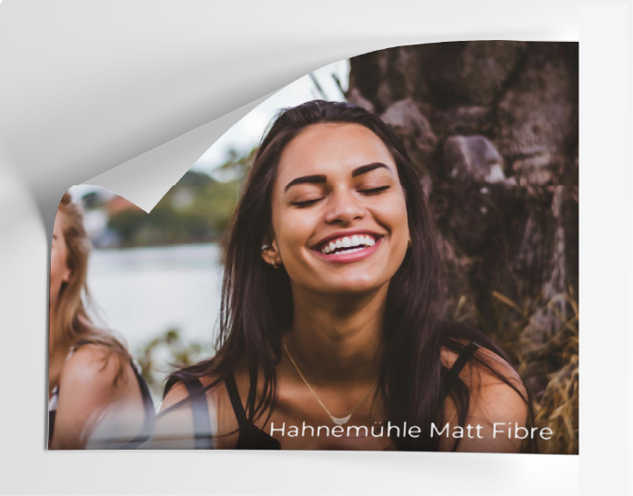Hahnemühle Papier Matt Fibre mit Frau die lacht
