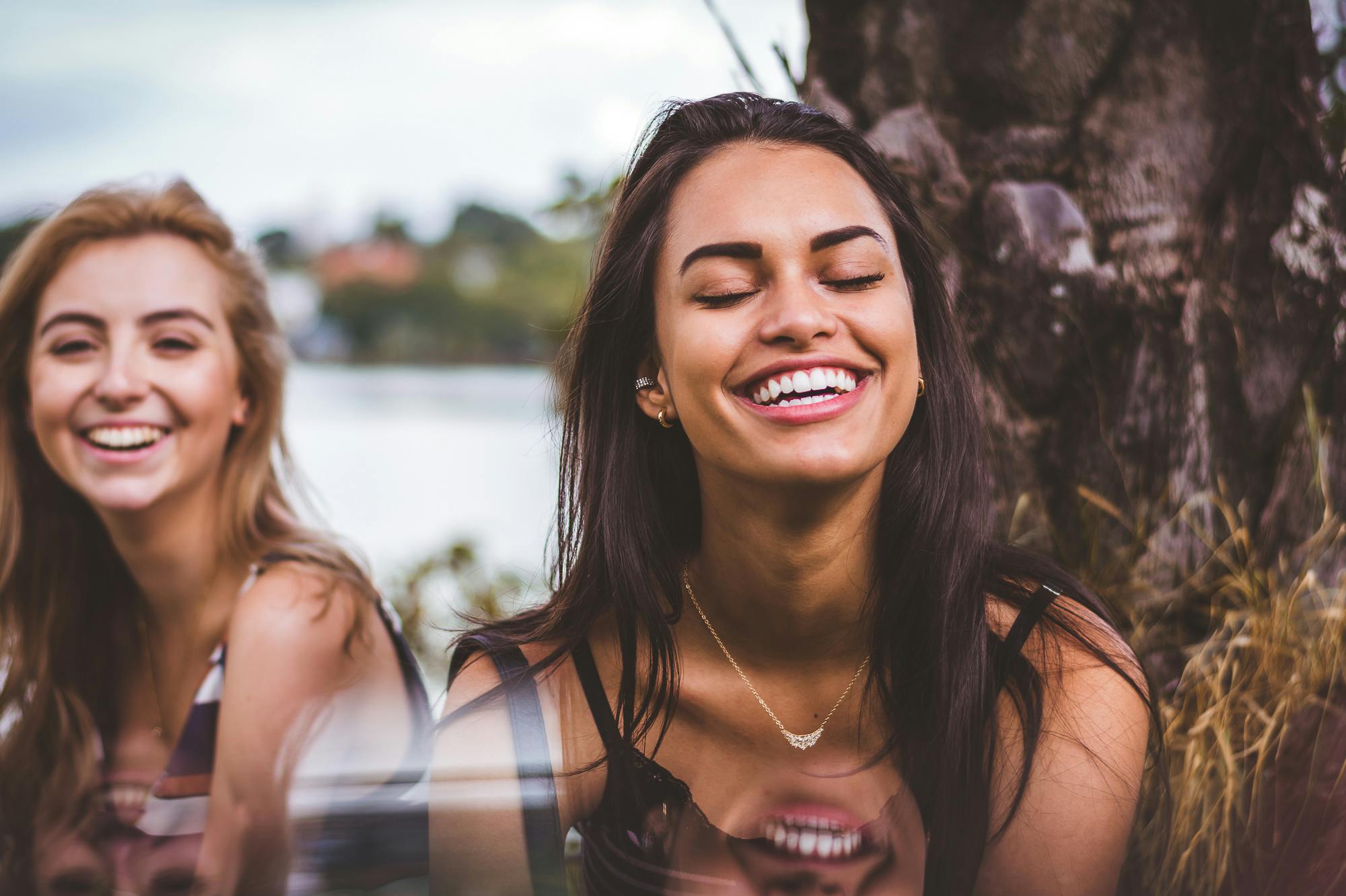 zwei Frauen die lachen